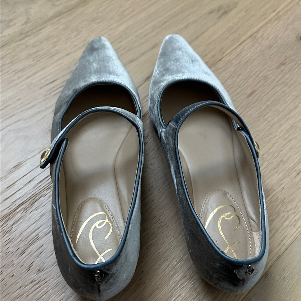 🦋1/2 OFF ENDS TONIGHT ONLY🦋Silver grey velvet Mary Jane flats🦋 - Picture 10 of 10
